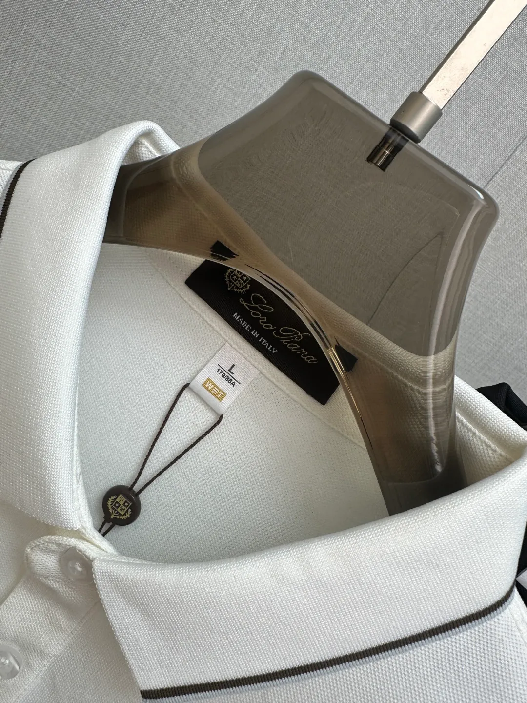 Available at the official New Arrival counter at the same time, men's lapel short-sleeved POLO shirts, Premium mainline Series, imported piqué mercerized cotton fabric, with first-class texture, excellent skin-friendliness, silky and delicate touch, fashionable three-button placket design, small lapels, fashionable and age-reducing, and the upper body is full of Italian accent, full of style. Sizes: M—3XL